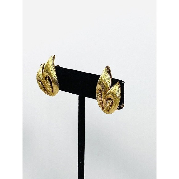 MONET Clips Clip Ons Earrings Gold Tone Textured Double Leaf Vintage Signed - Picture 4 of 16